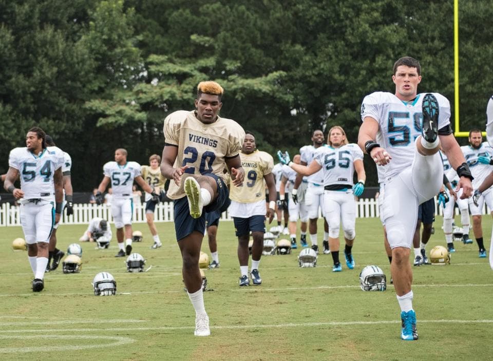 Diversión, aprendizaje, emoción, conviviencia y retroalimentación, los ingredientes principales de la inusual práctica de los Panthers con chicos de preparatoria de Carolina del Sur. Checa las mejores imágenes.