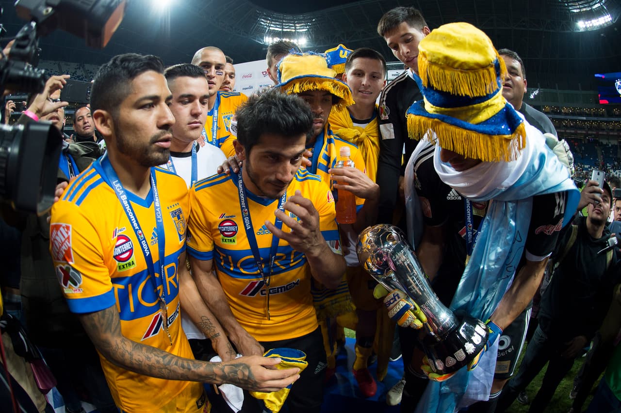 El portero argentino se vistió de manera extravagante durante los festejos de los universitarios. Además, la hizo de maestro de ceremonias en la Macroplaza.