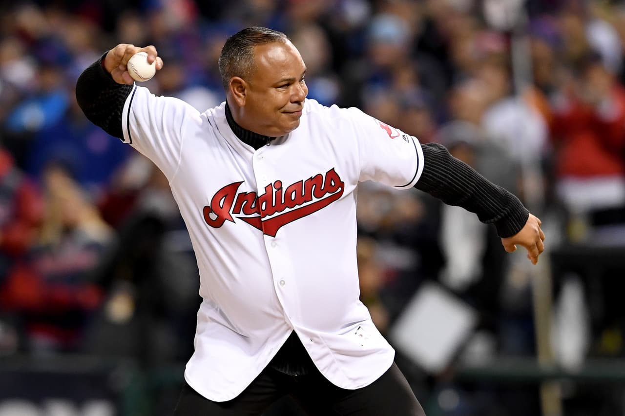Con el lanzamiento ceremonial de la figura de Indians Carlos Baerga comenzó el segundo capítulo del Clásico de Otoño, que tuvo la ceremonia de reconocimiento a lo mejos de la Liga Nacional y la Liga Americana.