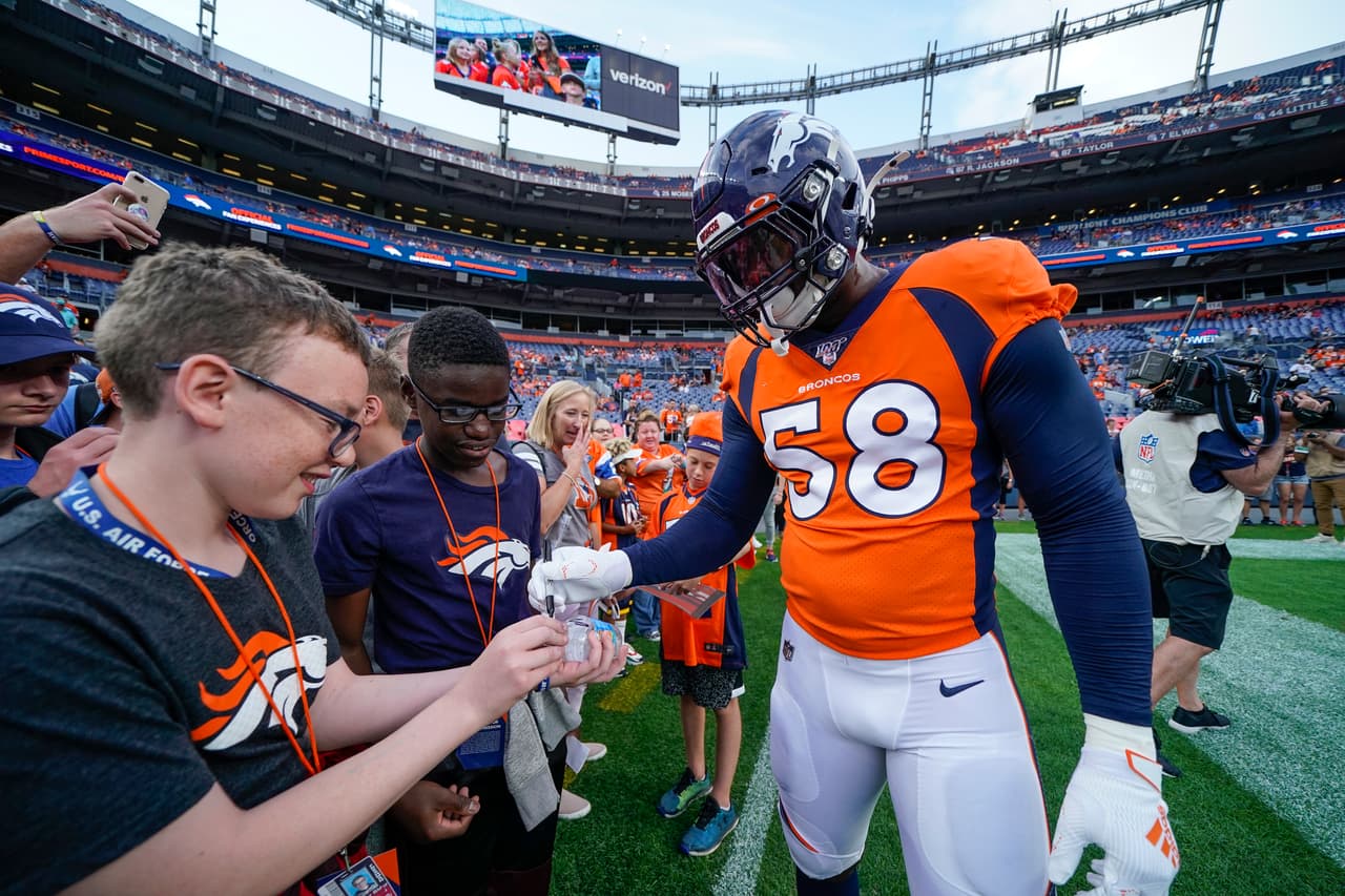 Denver Broncos outside linebacker Von Miller signs autographs prior to the start of an NFL preseason football game, Thursday, Aug. 29, 2019, in Denver. (AP Photo/Jack Dempsey)
