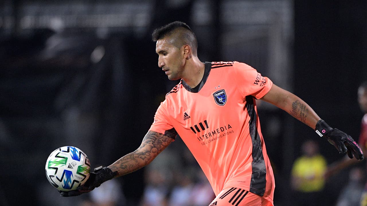 <b>Daniel Vega</b>
<br>Tiene la presión de demostrar su valía esta temporada, pues durante ‘MLS is Back’, tuvo una serie de errores tanto en la toma de decisiones de distribución y posicionamiento contra tiros. Los Quakes tienen alternativas y Vega mucho que demostrar.