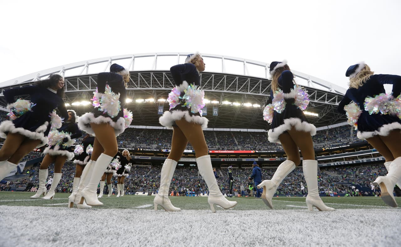 Las animadoras y los fanáticos en múltiples escenarios de la NFL en la jornada 15 vistieron la fiesta del fútbol americano de Navidad con sus atuendos y demás accesorios de las festividades.