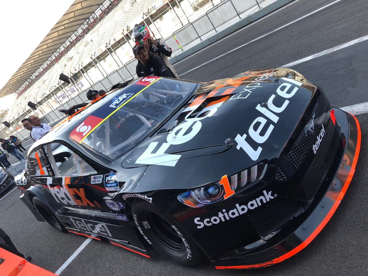 Con mucha pasión y un gran ambiente, así se vive el cierre de Nascar Challenge en México.