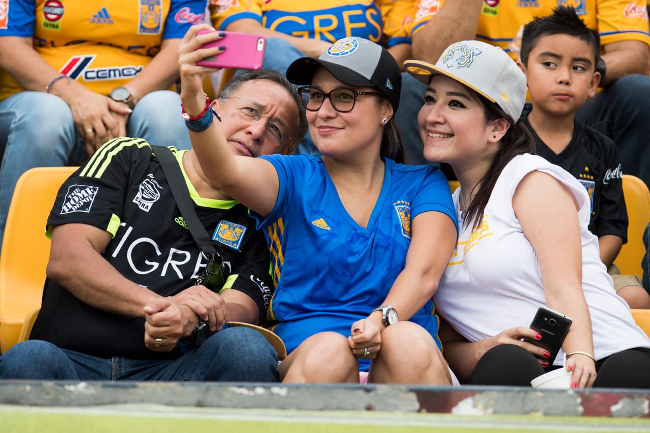 Gran colorido se vivió en los distintos estadios del país. Muchas familias y amigos acudieron con las playeras de sus equipos favoritos y disfrutaron de una jornada de muchos goles y emociones.