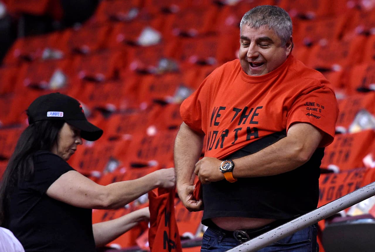 Con una inquebrantable fe de ver a su equipo campeón por primera vez, los aficionados de los Toronto Raptors se dejaron llegar de manera masiva a Scotiabank Arena para atestiguar historia. Aunque la duda se siembra ahora que está por regresar Kevin Durant para este Juego 5. Gran ambiente previo al quinto partido de las Finales de la NBA.