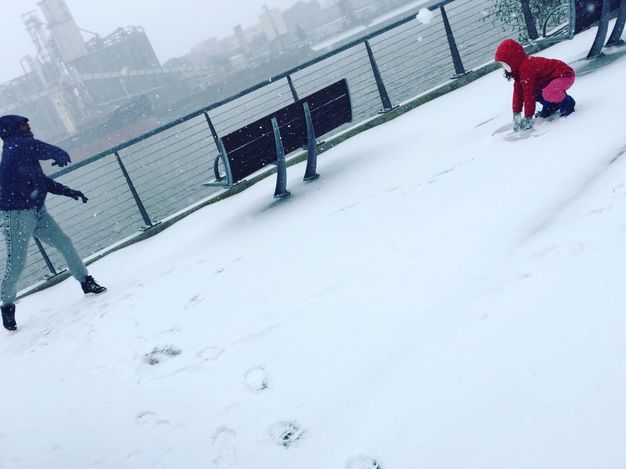 Del sol al frío. Diego Valeri de los Portland Timbers compartió esta imagen jugando con la nieve.