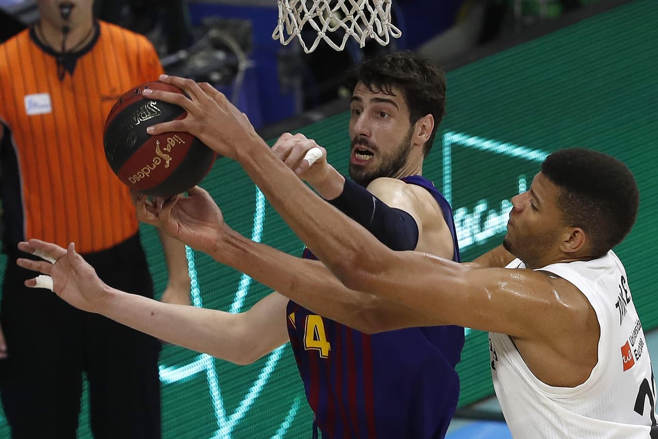 El pivot croata del FC Barcelona Lassa, Ante Tomic (izquierda), pelea un rebote ante el jugador caboverdiano del Real Madrid, Walter Tavares (derecha).