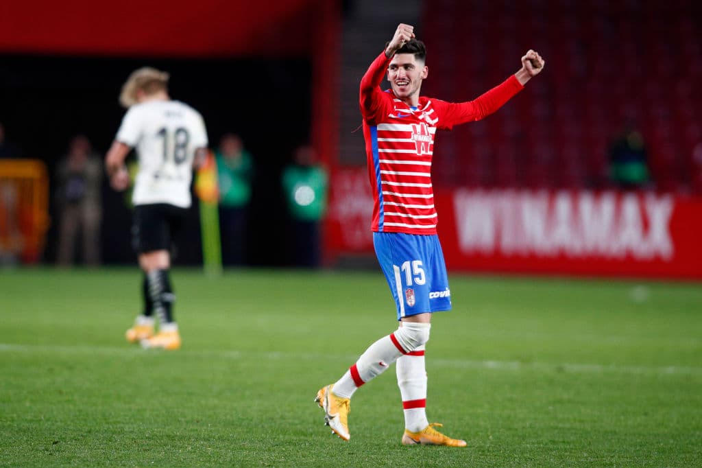 Valencia cayó ante Granada como visitante 2-1 en la jornada 16 de LaLiga. El juego tuvo tres expulsiones en menos de siete minutos. Los goles corrieron a cargo de Kenedy y Jorge Molina, mientras que para los 'ches' descontó Kevin Gameiro.