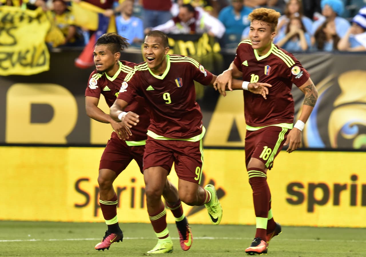 El venezolano Jose Salomón Rondón celebra el gol contra Uruguay.