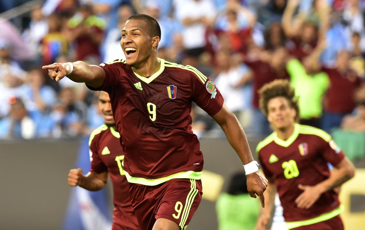 El venezolano recibió un balón que rebotó del travesaño y no perdonó.