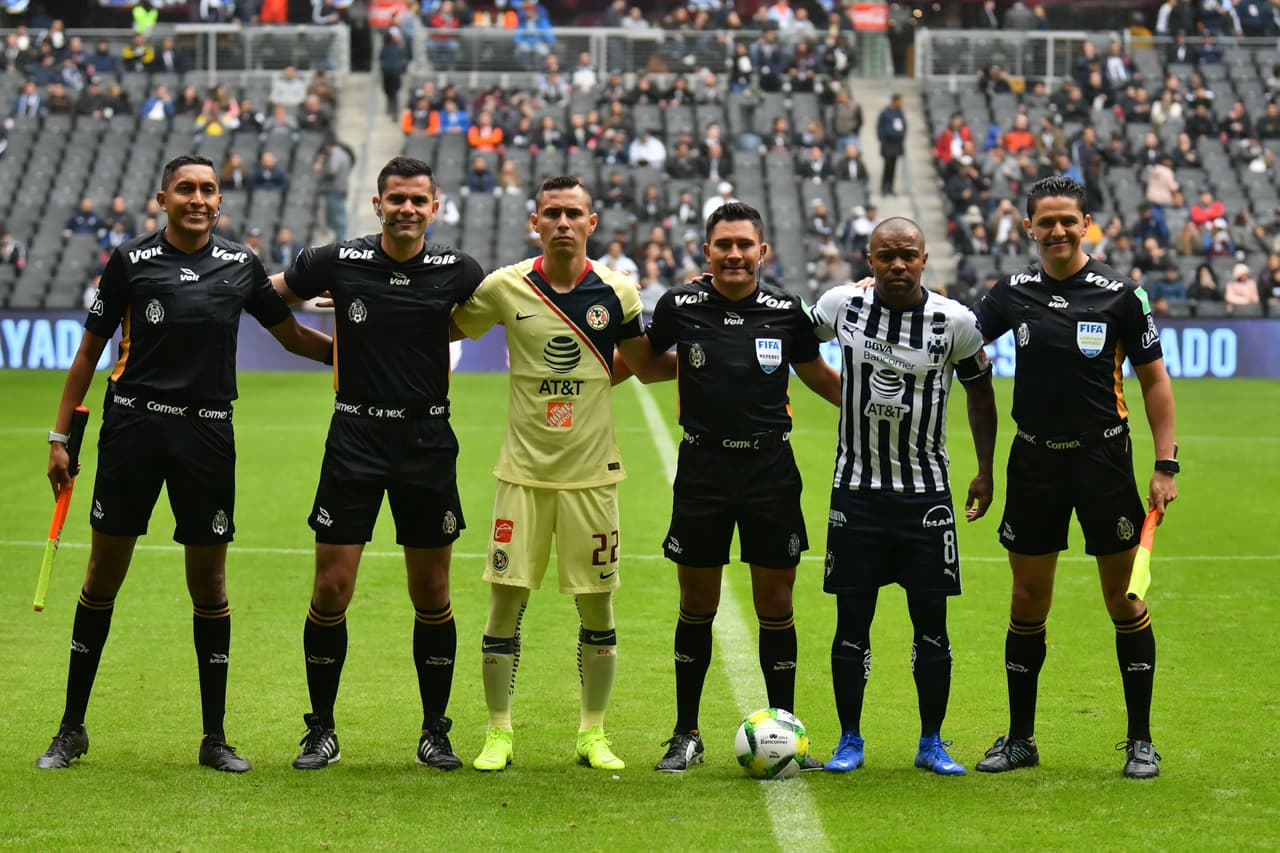 El cuerpo arbitral encabezado por Fernando Guerrero (centro) quien
<a href="https://www.univision.com/deportes/futbol/liga-mx/en-fotos-show-arbitral-toda-la-polemica-del-rayados-america-fotos" target="_blank">dio mucho de qué hablar por sus decisiones en los 90 minutos.</a>