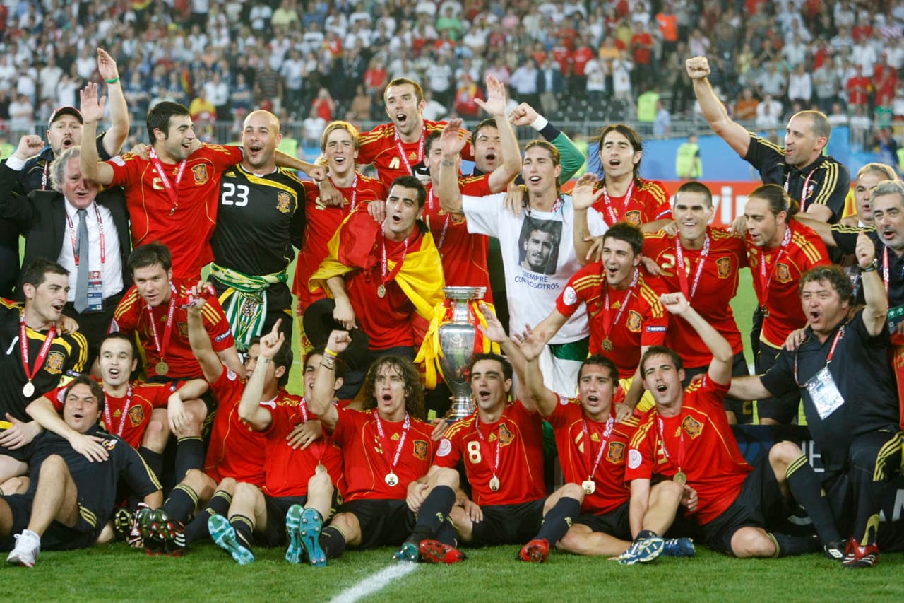<b>España campeón en 2008 y 2012</b>
<br>Esto es una hazaña única e irrepetible, pues dos años campeones al hilo es algo muy difícil de realizar. Fue la mejor época de la escuadra española.