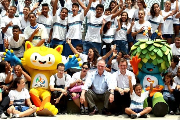 "Sé que había mucha gente interesada en influir en la decisión, recibí a muchos que defendían un mono, un oso perezoso, todo tipo de animal. Pero los creadores acertaron al mostrar una mezcla que representa no sólo a Río sino a todo Brasil", dijo Paes.