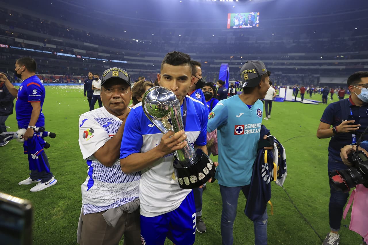 Todo el plantel de Cruz Azul festejó en grande la obtención del título del Guard1anes 2021 tras vencer a Santos en el marcador global de la Gran Final.