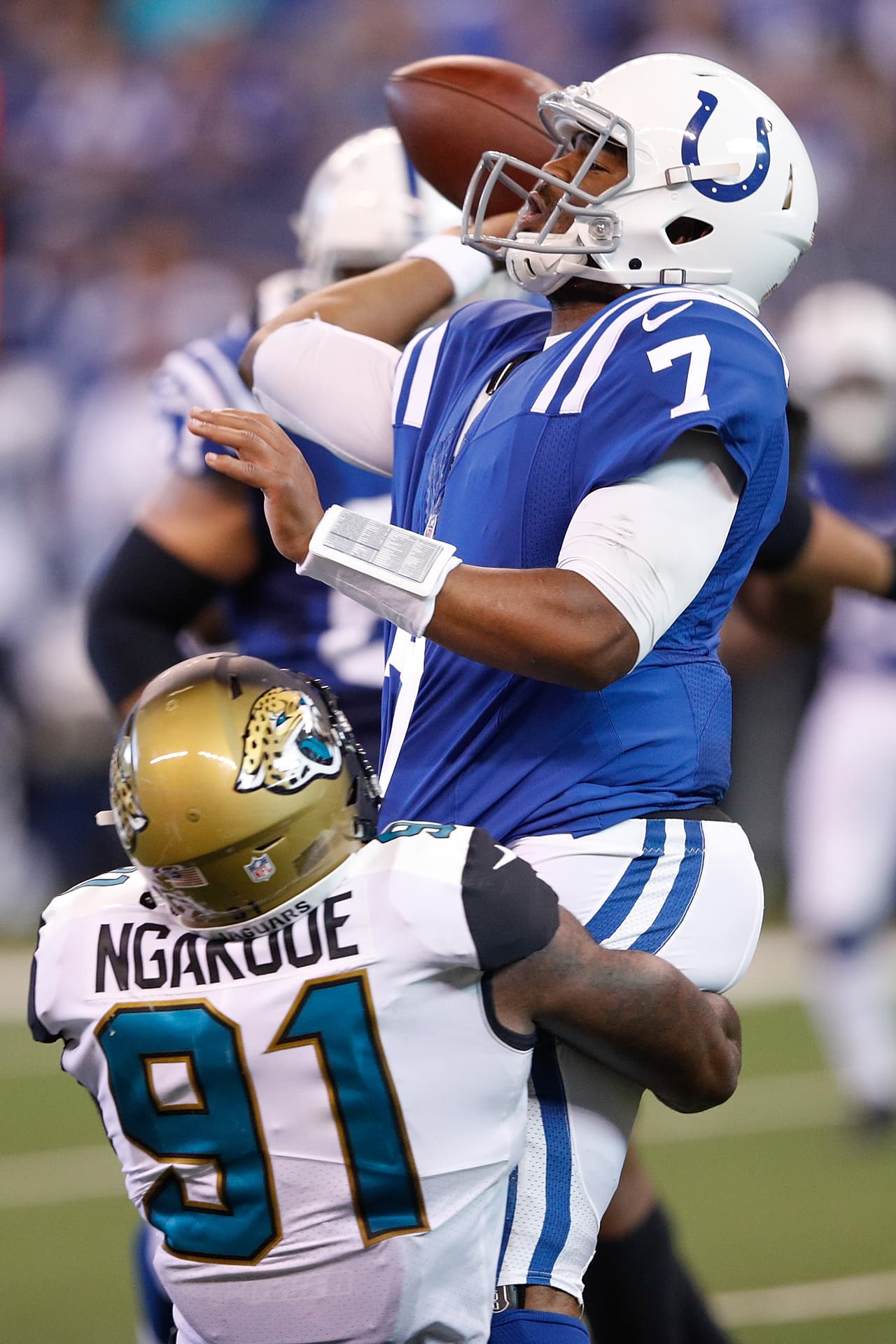 A la defensiva, Yannick Ngakoue fue un dolor de cabeza para la línea ofensiva de Indianapolis. El liniero de los Jags sumó 2.5 capturas de mariscal de campo además de 3 tackleadas solo.