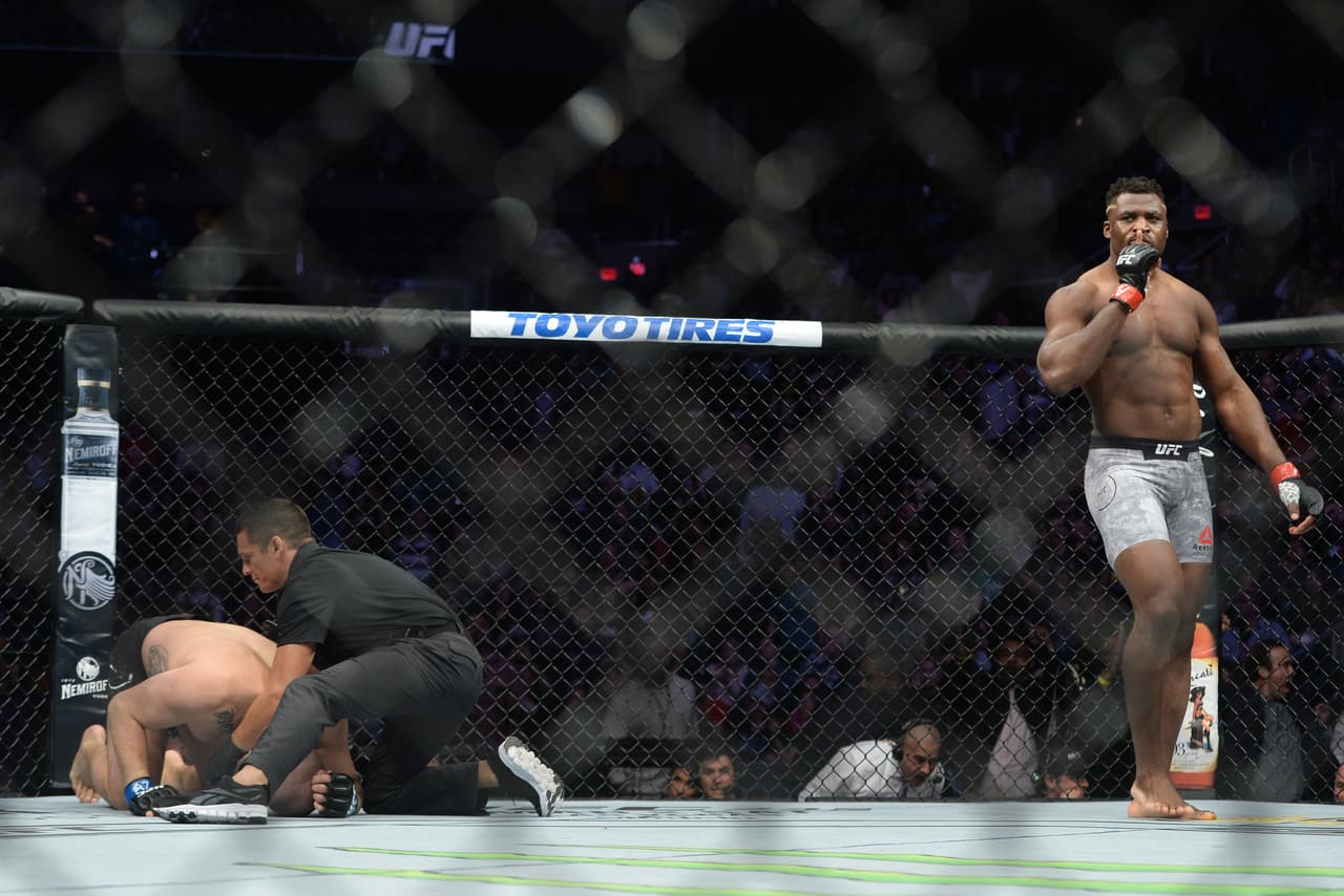 Algunos aficionados quedaro en shock, boquiabiertos, absortos por la manera en la que acabó la pelea y sobre todo cuán rápido se decidió: 26 segundos.