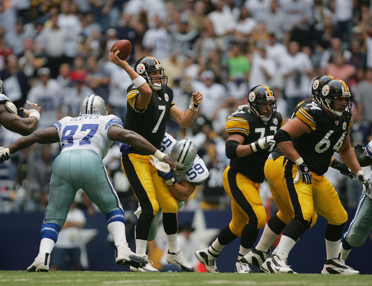 IRVING, TX - OCTOBER 17: Linebacker Dat Nguyen #59 and defensive tackle La'Roi Glover #97 of the Dallas Cowboys prepare to sandwich quarterback Ben Roethlisberger #7of the Pittsburgh Steelers during the game at Texas Stadium on October 17, 2004 in Irving, Texas. The Steelers defeated the Cowboys 24-20. (Photo by Harry How/Getty Images)