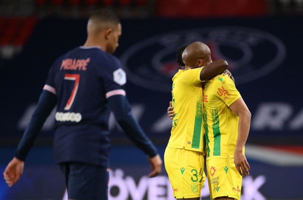 Nantes se lleva la victoria del Parc Des Princes 2-1 ante el Paris Saint-Germain. Los goles de los visitantes corrieron a cargo de Randal Kolo y Moses Simon, mientras que por parte de los parisinos, Julian Draxler hizo el único tanto durante la Jornada 29 de la Ligue 1.