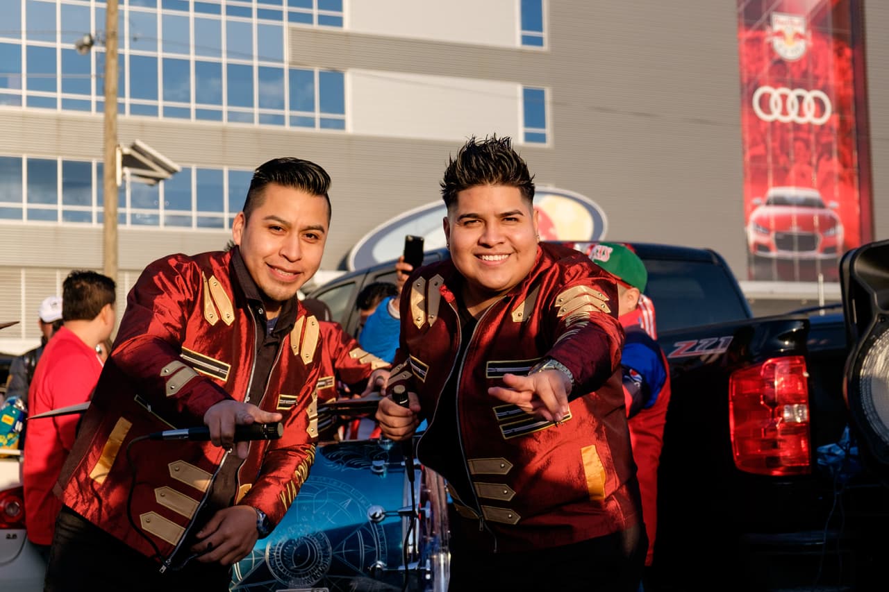 Los fanáticos de las Chivas llegaron hasta New Jersey para acomapañar al Rebaño en una jornada que genera mucha expectactiva después del triunfo en suelo tapatío la semana pasada. Mucho colorido, música y buen ambiente para la semifinal de la Concacaf Liga de Campeones.