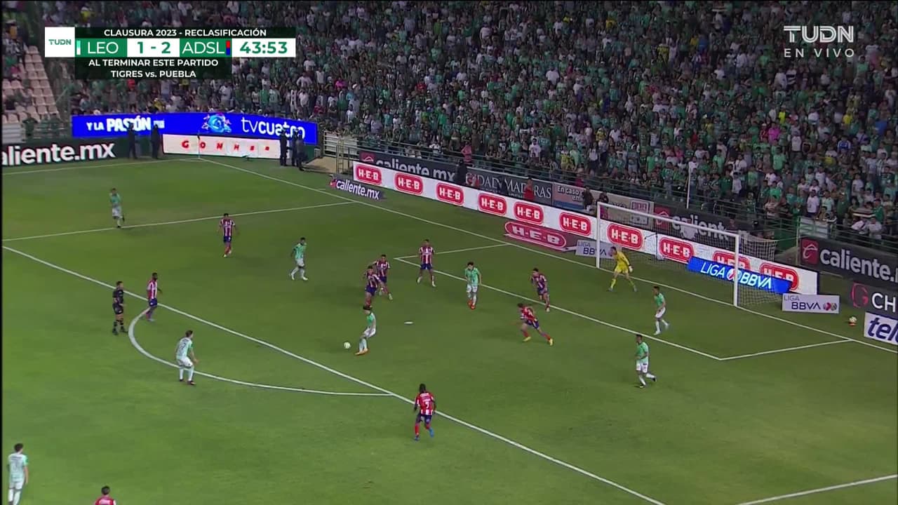 ¡CERCA! Jesús Angulo disparó que se estrella en el poste.