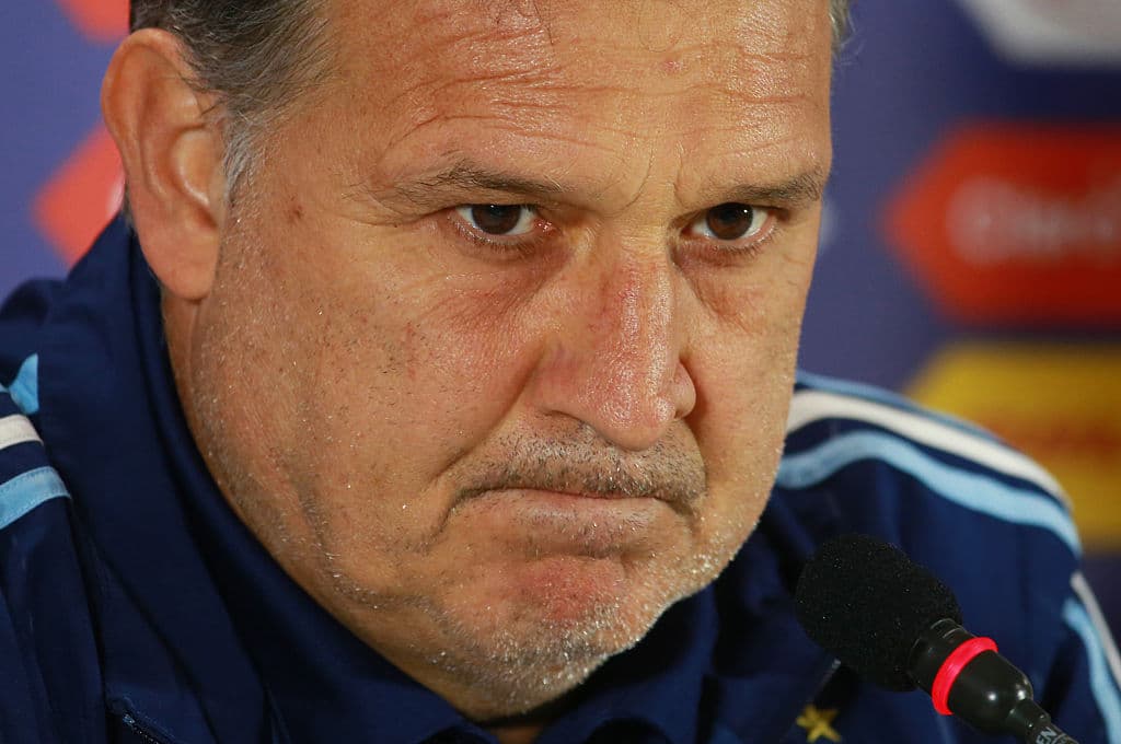 El temperamento de Martino, calmado y muy serio, hace que se gane el respeto de jugadores, periodistas y de los propios hinchas con mucha facilidad.