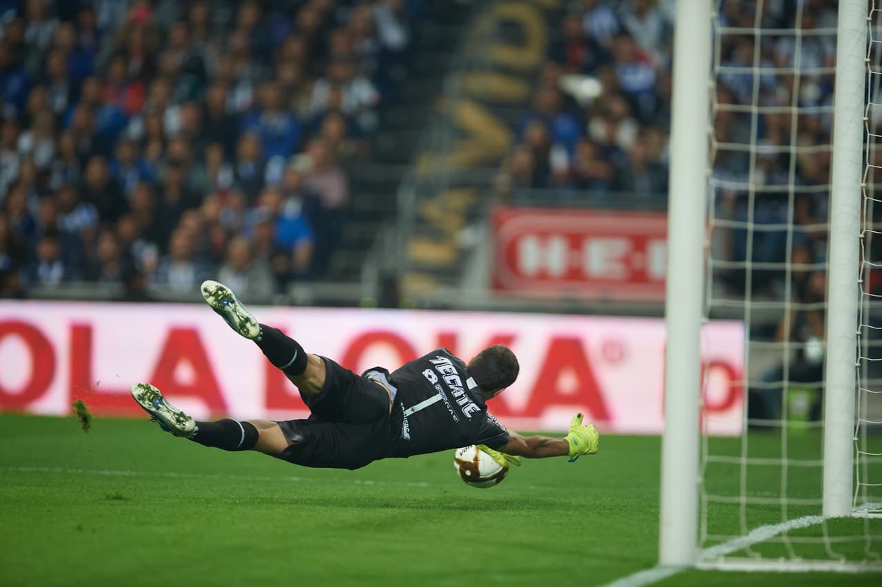 Barovero se estira por todo su arco y desvía un disparo de media distancia para conservar el cero en su meta.