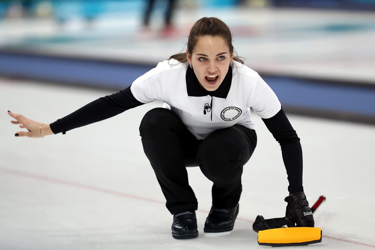 La rusa Anastasia Bryzgalova, de 25 años, ganó medalla de plata en dobles mixtos en curling, pero su parecido con la bella actriz Angelina Jolie ha sido un gran atractivo en los Olímpicos de Invierno.