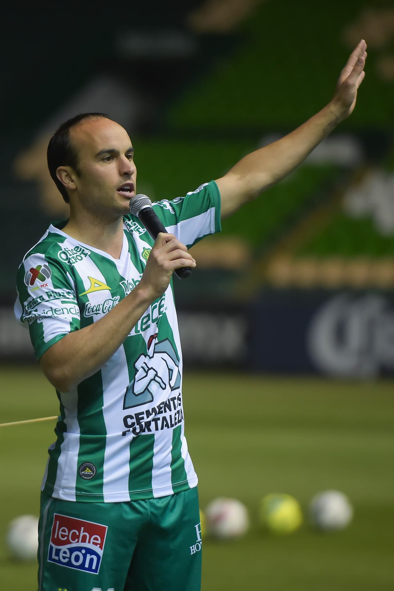 El jugador estadounidense tuvo una cálida bienvenida ante cuatro mil aficionados presentes en el Nou Camp. Allí aseguró que llega al equipo a jugar fútbol y a "ser campeón". Además de ratificar que "no cree en los muros" y que él empezó a jugar al fútbol con mexicanos, por lo tanto jugar en México "es un sueño".