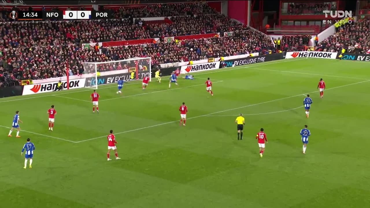 ¡TIRO ATAJADO! disparo por Callum Hudson-Odoi.