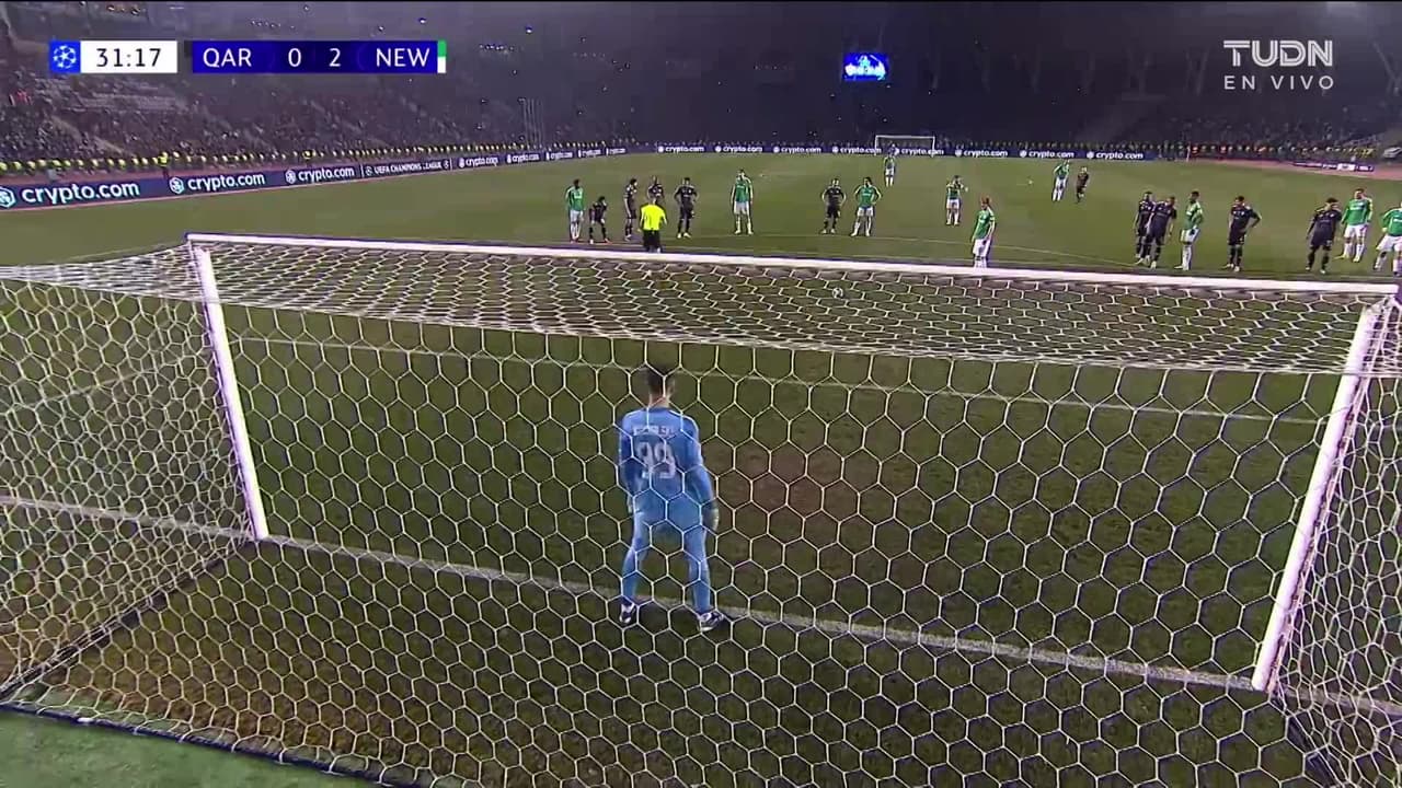 ¡GOL!  anota para Newcastle United. Anthony Gordon