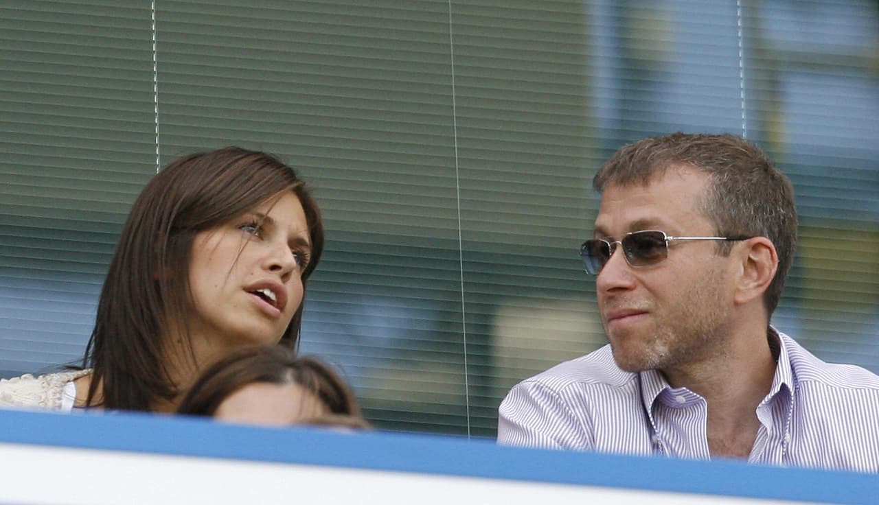 A pesar de llevarse 14 años de diferencia, se casaron en 2008, una vez que Abramovich acordó un divorcio de casi 200 millones de dólares con su mujer anterior.