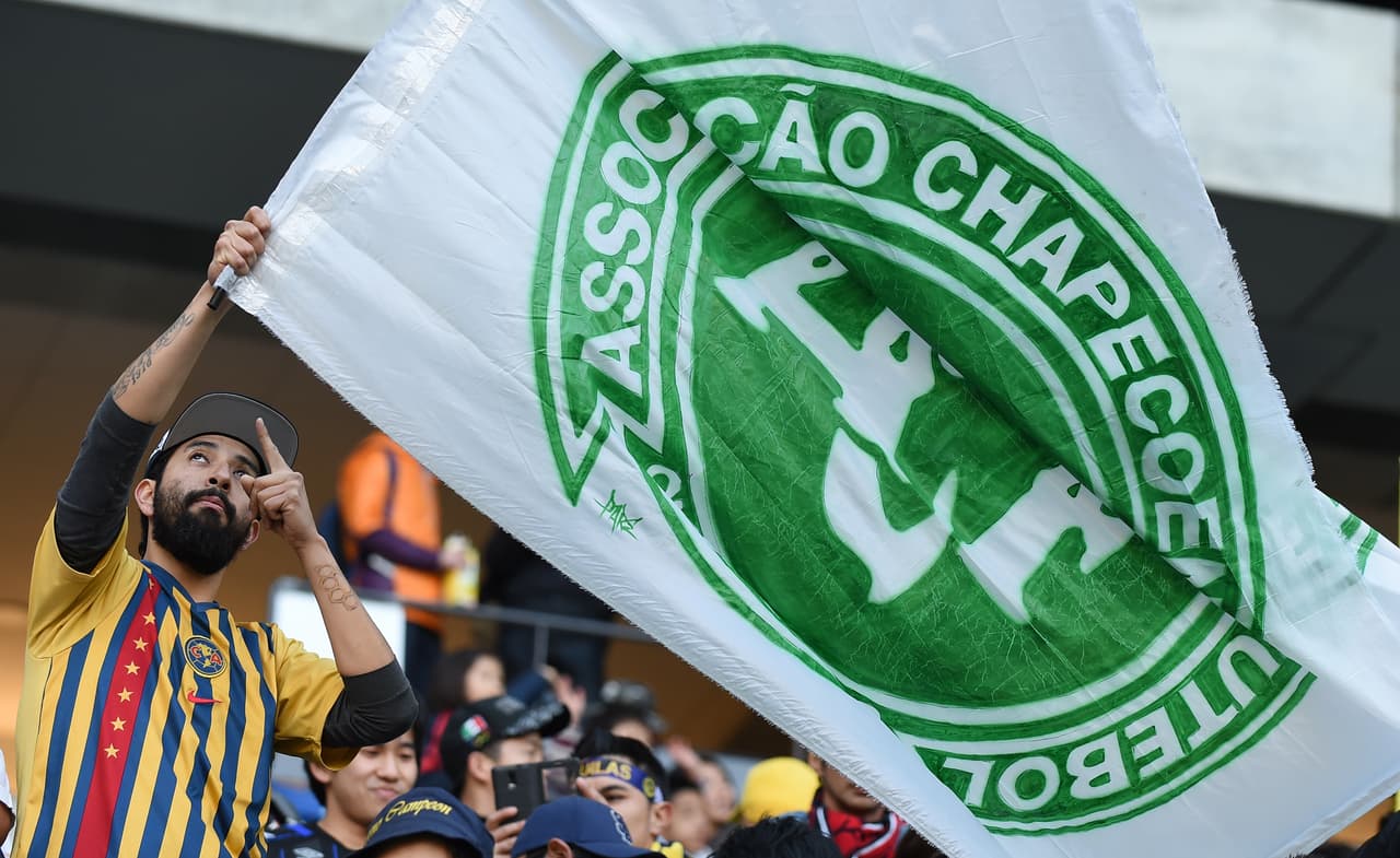 En las gradas recordaron a los futbolistas del Chapecoense.
