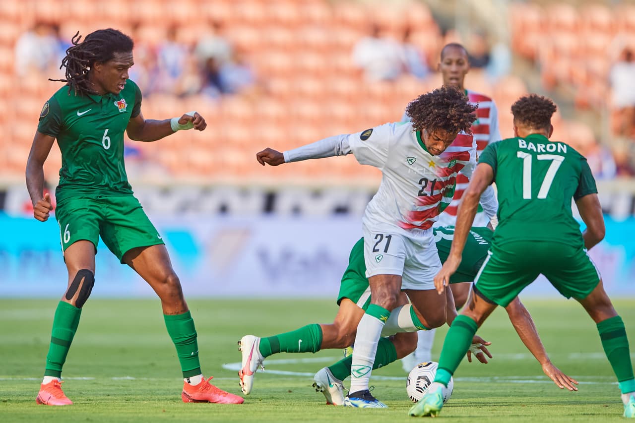 Gleofilo Vlijter y Nigel Hasselbaink se encargan de batir a Kévin Ajax para darle la victoria 2-1 sobre Guadalupe y se despiden con tres puntos en la bolsa.