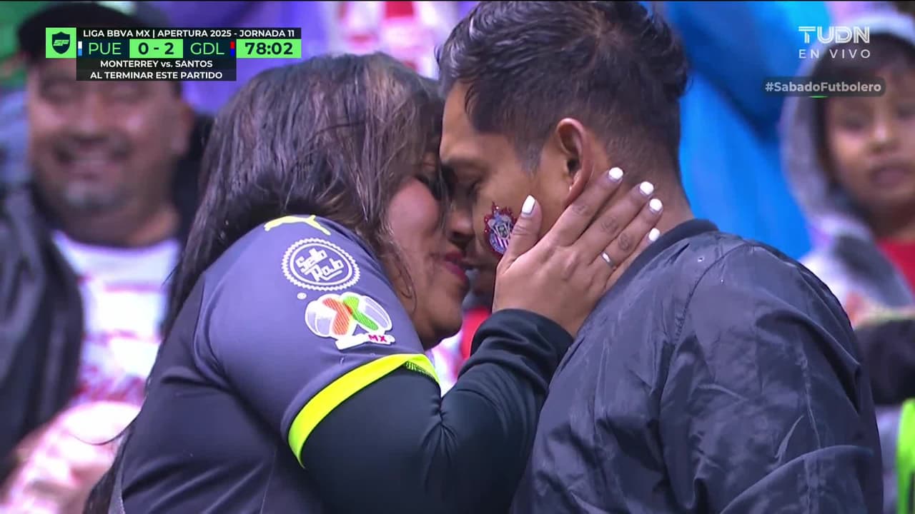 ¡Aficionados de Chivas se comprometen en pleno partido vs Puebla!