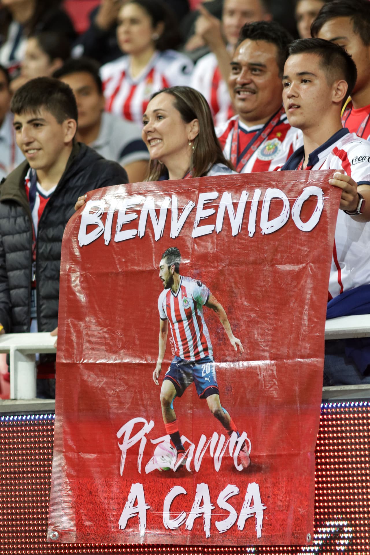 Los fanáticos de Chivas y Rayados están listos para el encuentro entre los dos equipos en el Estadio Akron de Guadalajara por la Jornada 9 del
<a href="https://www.univision.com/deportes/futbol/liga-mx/*">Clausura 2019</a>.