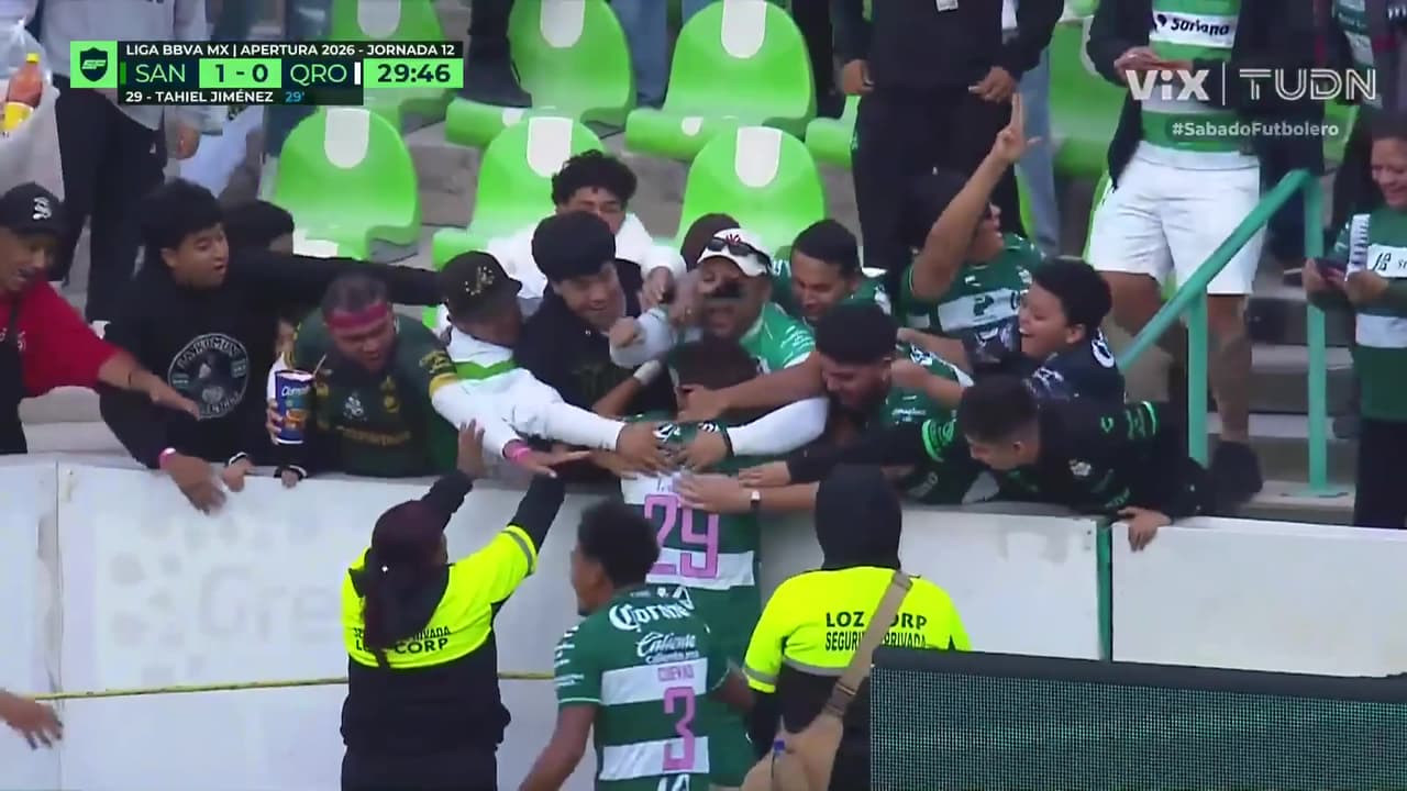 ¡Golazo de Santos! El 'Lorito' Jiménez remata espectacular para poner el primero ante Querétaro