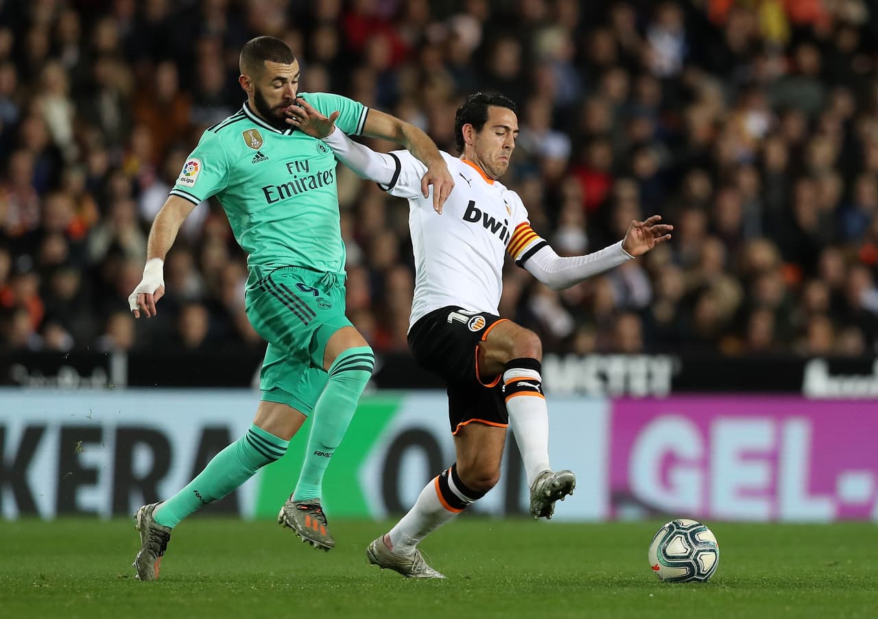 VALENCIA, SPAIN - DECEMBER 15: Karim Benzema of Real Madrid competes for the ball with Dani Parejo of Valencia during the Liga match between Valencia CF and Real Madrid CF at Estadio Mestalla on December 15, 2019 in Valencia, Spain. (Photo by Angel Martinez/Getty Images)