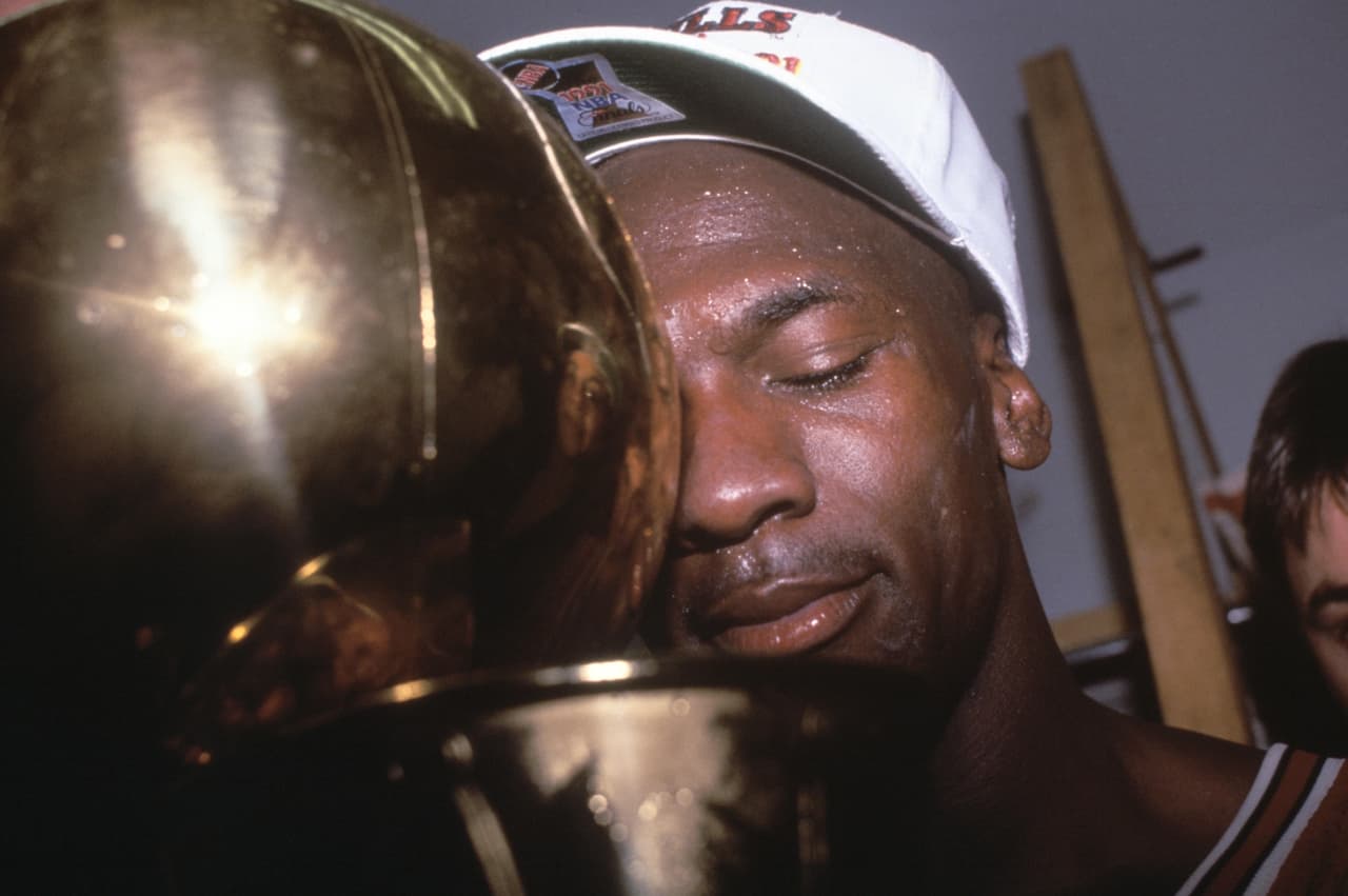 Michael Jordan comunicó por primera vez su retiro del baloncesto en 1993, con la intención de iniciar una carrera en el béisbol. En 1998 volvió a despedirse, pero en 2001 retornó con 38 años para jugar con los Washington Wizards, equipo con el que se desempeño a gran nivel durante dos temporadas.