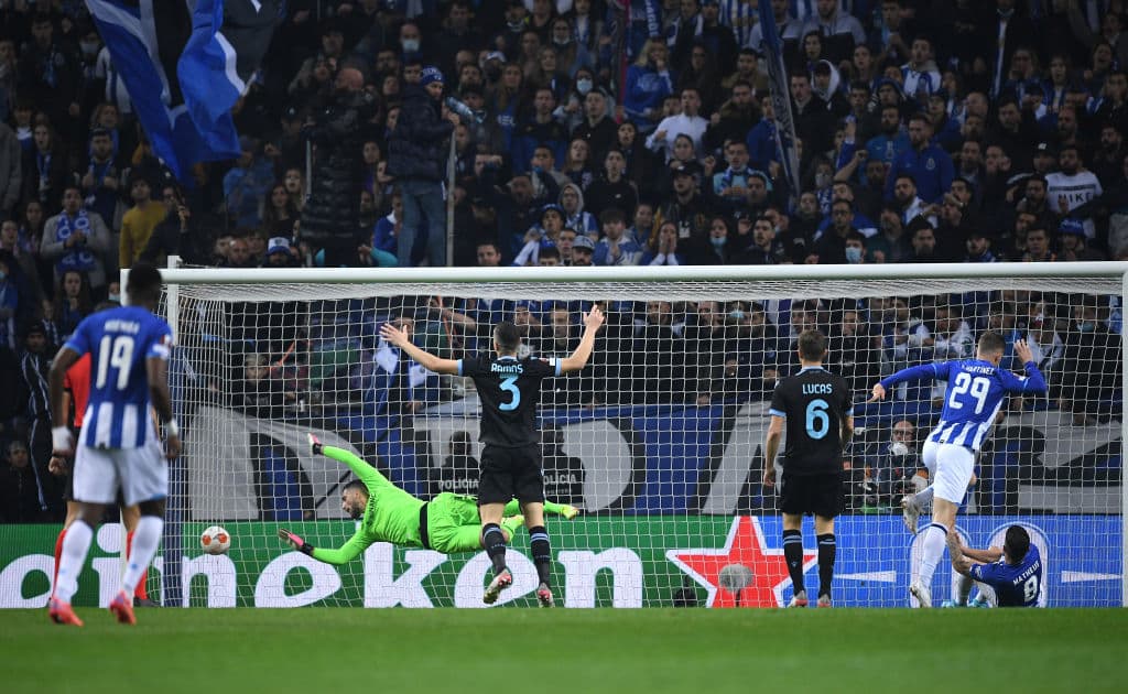 La asombrosa conexión de Joao Mario con Toni Martínez rompe a la defensa del Lille en dos ocasiones, y consiguen la remontada 2-1 sobre el conjunto francés.