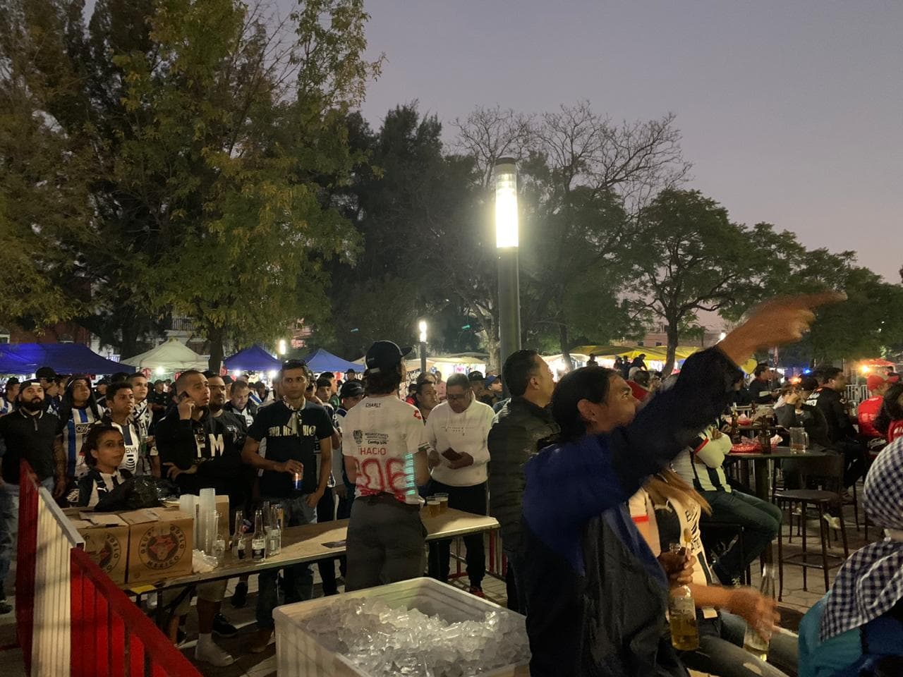 Así llegan los aficionados de Necaxa y Monterrey al Estadio Victoria.