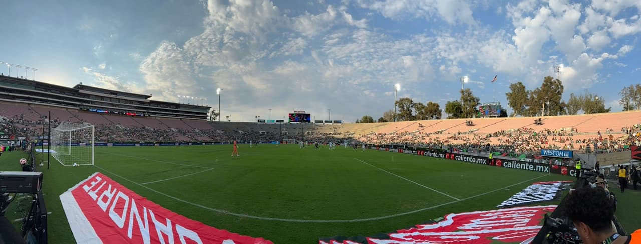 ¿Y la gente? El Rose Bowl luce semivacío en el México vs. Nueva Zelanda