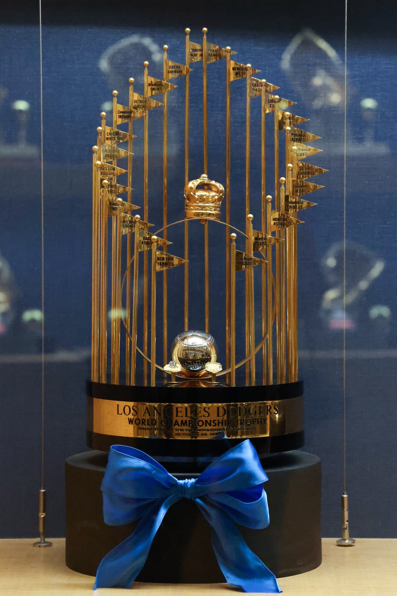 El trofeo de la Serie Mundial que ganó Valenzuela en 1981 con Los Angeles Dodgers también lució el moño azul como homenaje al lanzador mexicano.