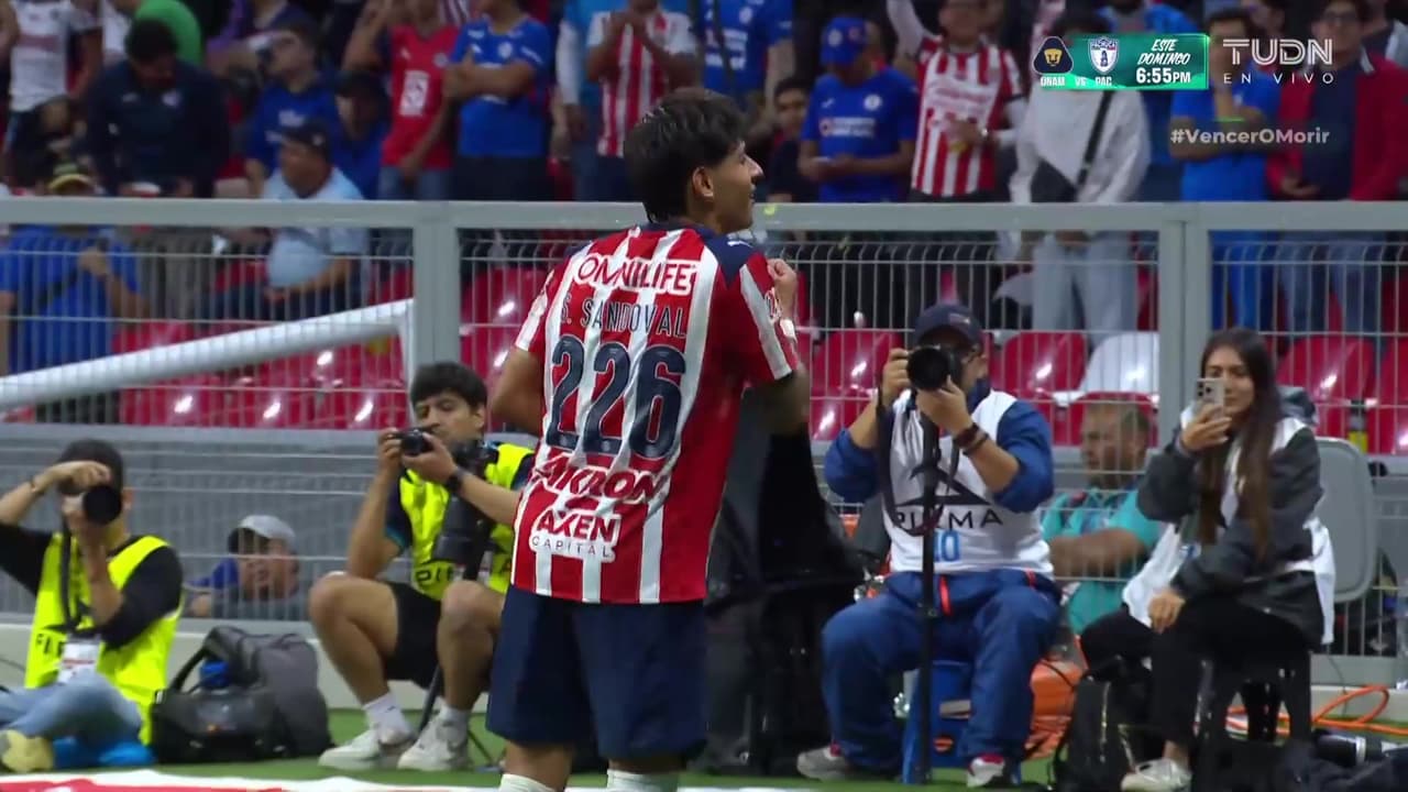 ¡Gol de Chivas! Rechace de Mier y Sandoval pone el 0-1 con baile incluido
