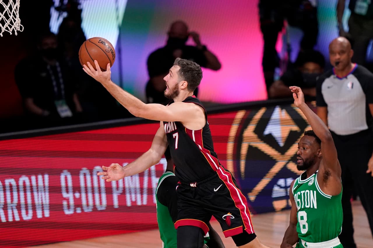 El novato Tyler Herro se echa al equipo de Miami al hombro y anota 37 puntos en la victoria 109-112 sobre los Boston Celtics.