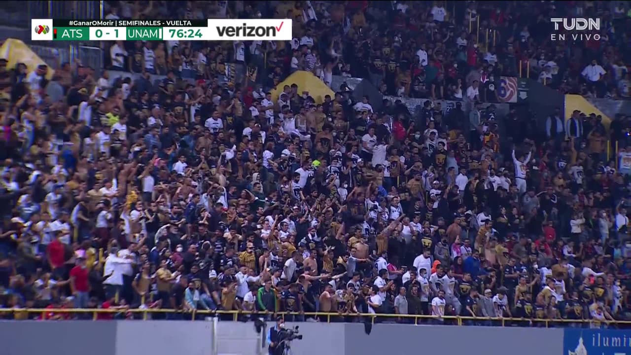 ¡CERCA! Julio Furch disparó que se estrella en el poste.