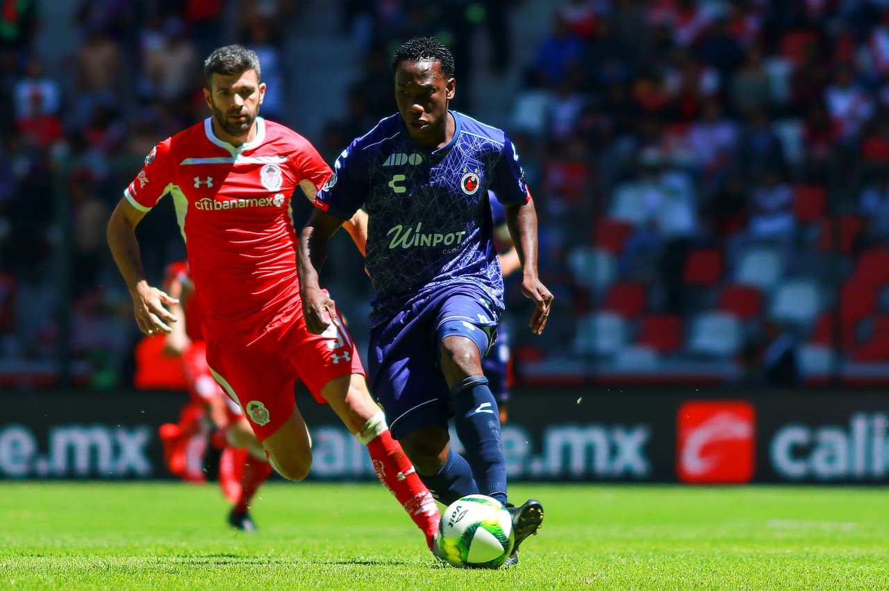 Al minuto 65 Kazim Richards (centro) vio la roja. El panorama de Veracruz se complicaba ahora con 10 hombres en el campo.