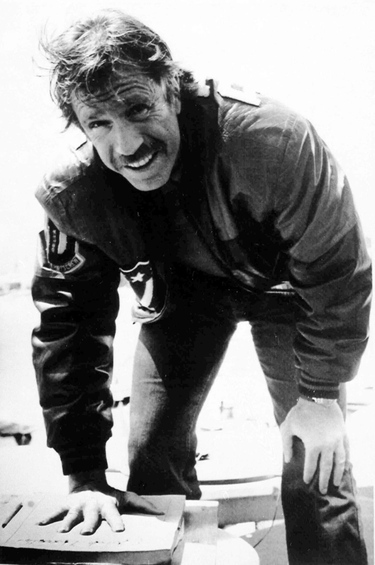 Se unió a las fuerzas armadas en 1958 y sirvió como Policía Aereo en Corea del Sur. Obtuvo reconocimiento por ser cinturón negro de octavo grado en Tae Kwon Do.