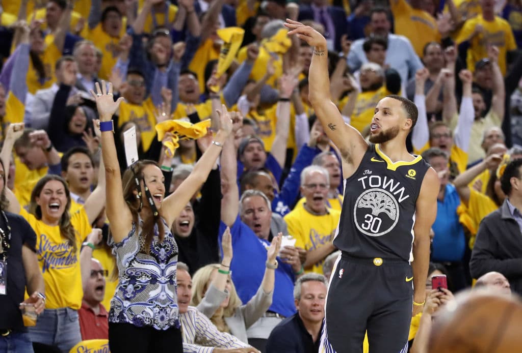 <b>10) Stephen Curry (Golden State Warriors)</b>. Habrá noches que 'Steph' no te dé muchos puntos, pero serán muy pocas. En resumen, proyecta mejoras en puntos, asistencias y robos de balón.