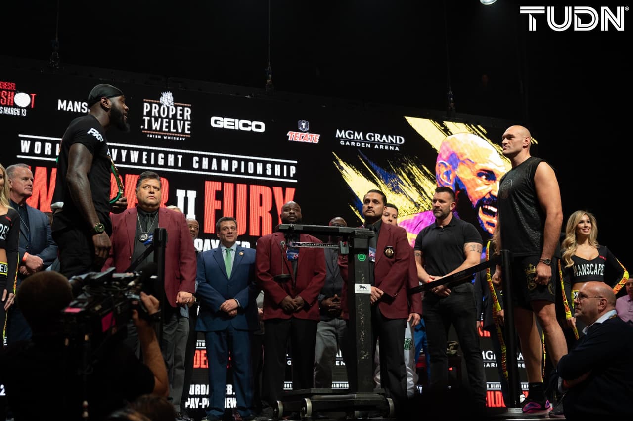 Tyson Fury (273 libras) y Deontay Wilder (231) protagonizaron un pesaje inusual al no poder realizar el tradicional cara a cara.