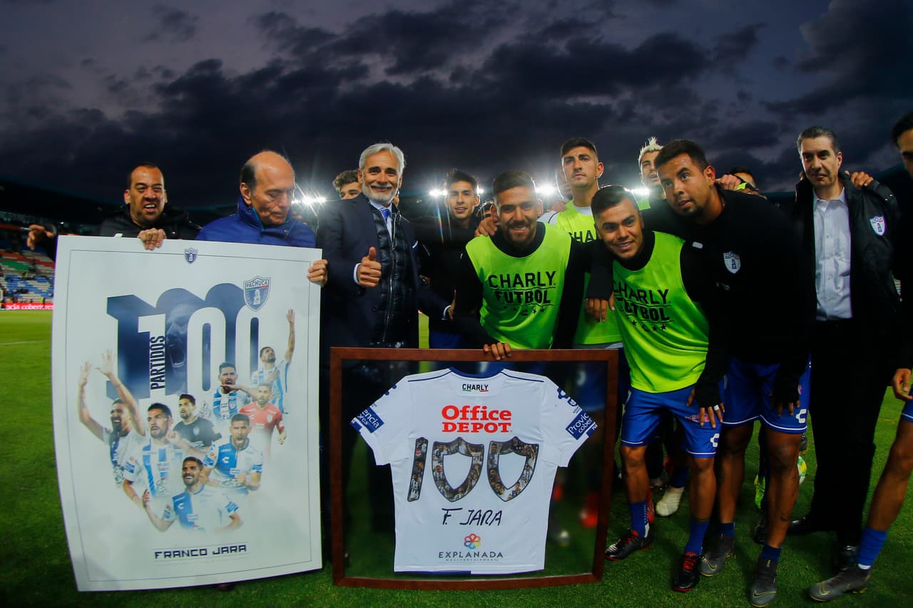 El argentino Franco Jara recibió un homenaje al completar 100 partidos con el Pachuca.
